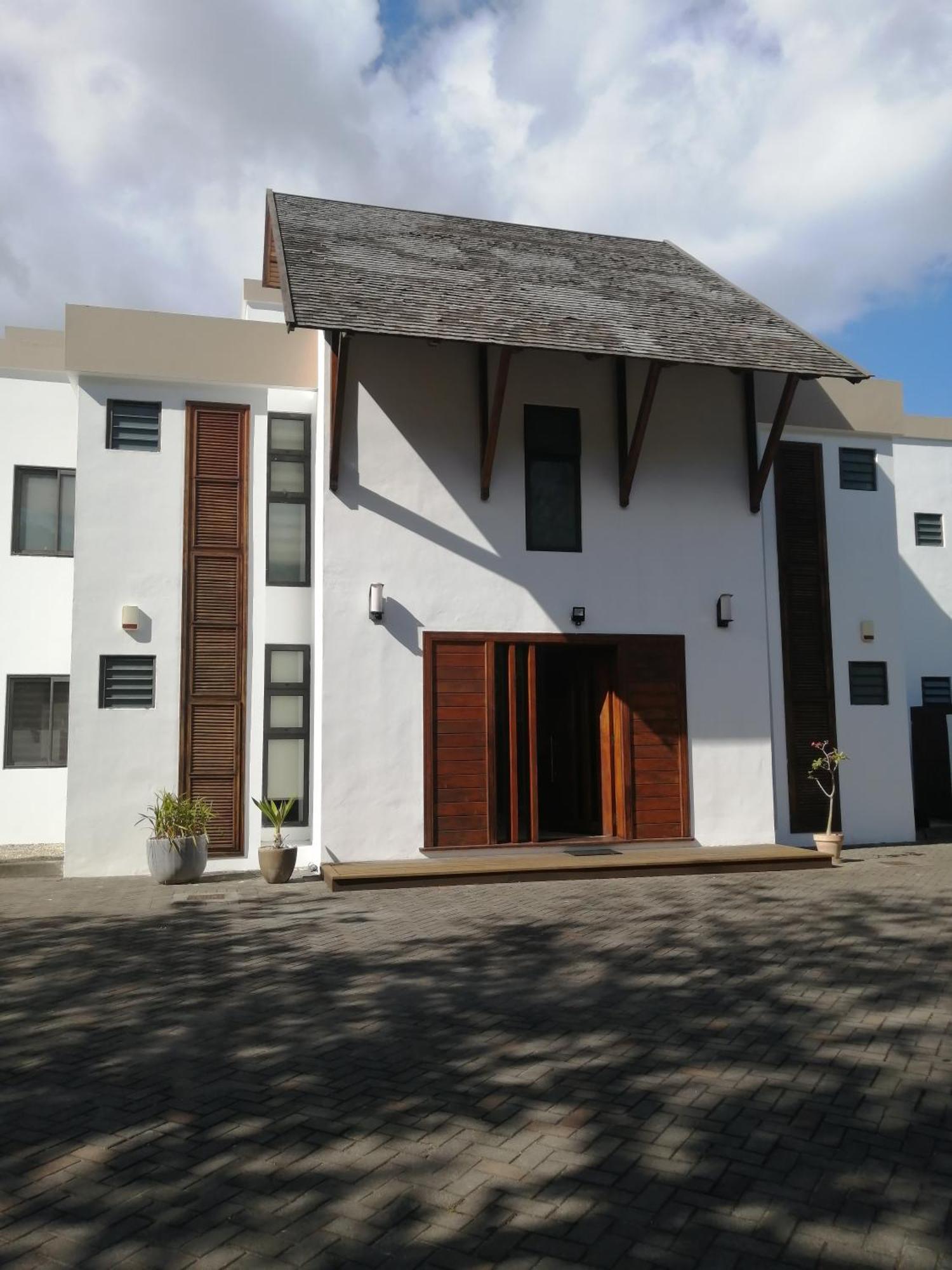 Olana Blue - Beachfront Apartment Riviere Noire Exterior photo