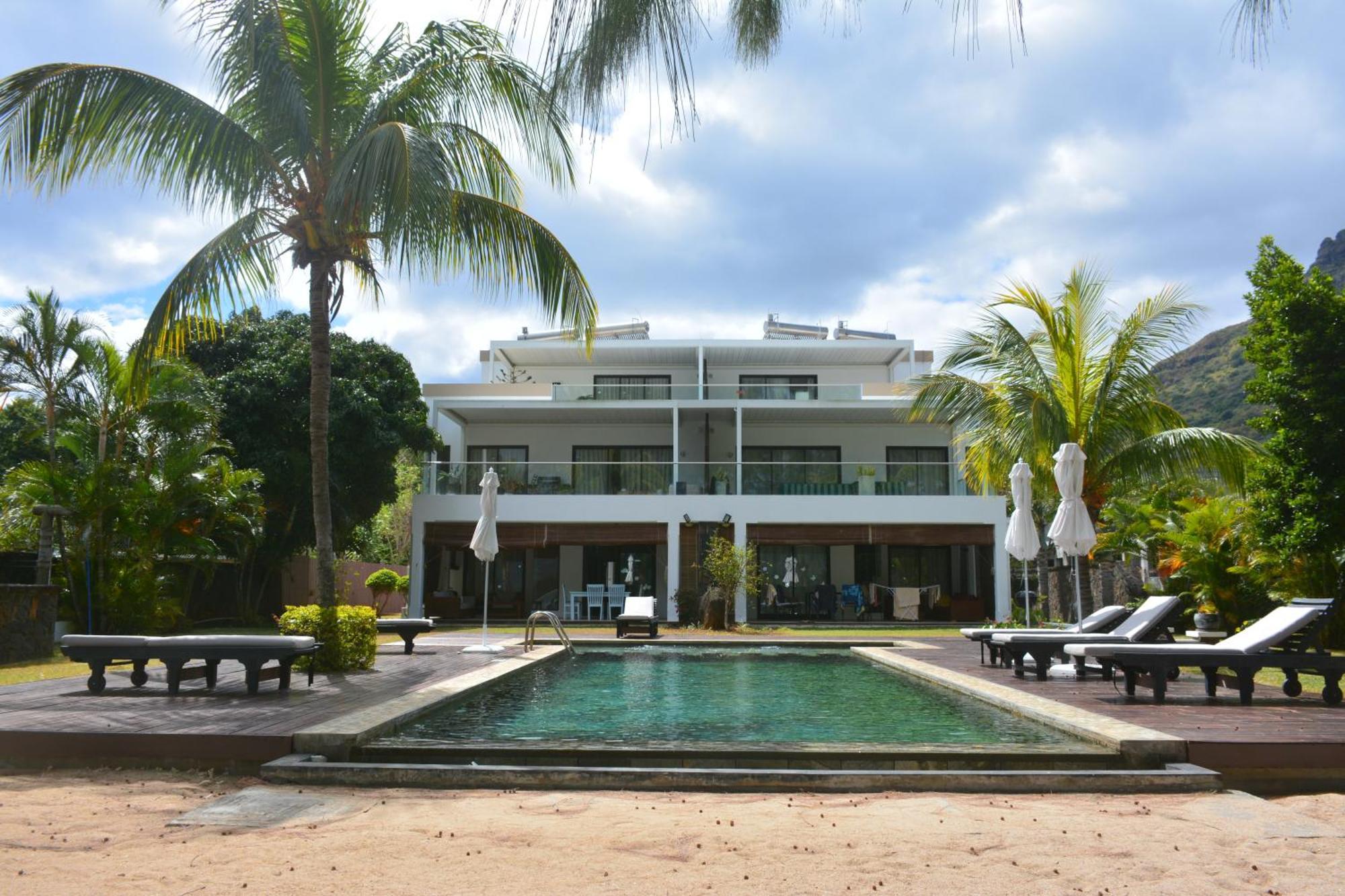 Olana Blue - Beachfront Apartment Riviere Noire Exterior photo