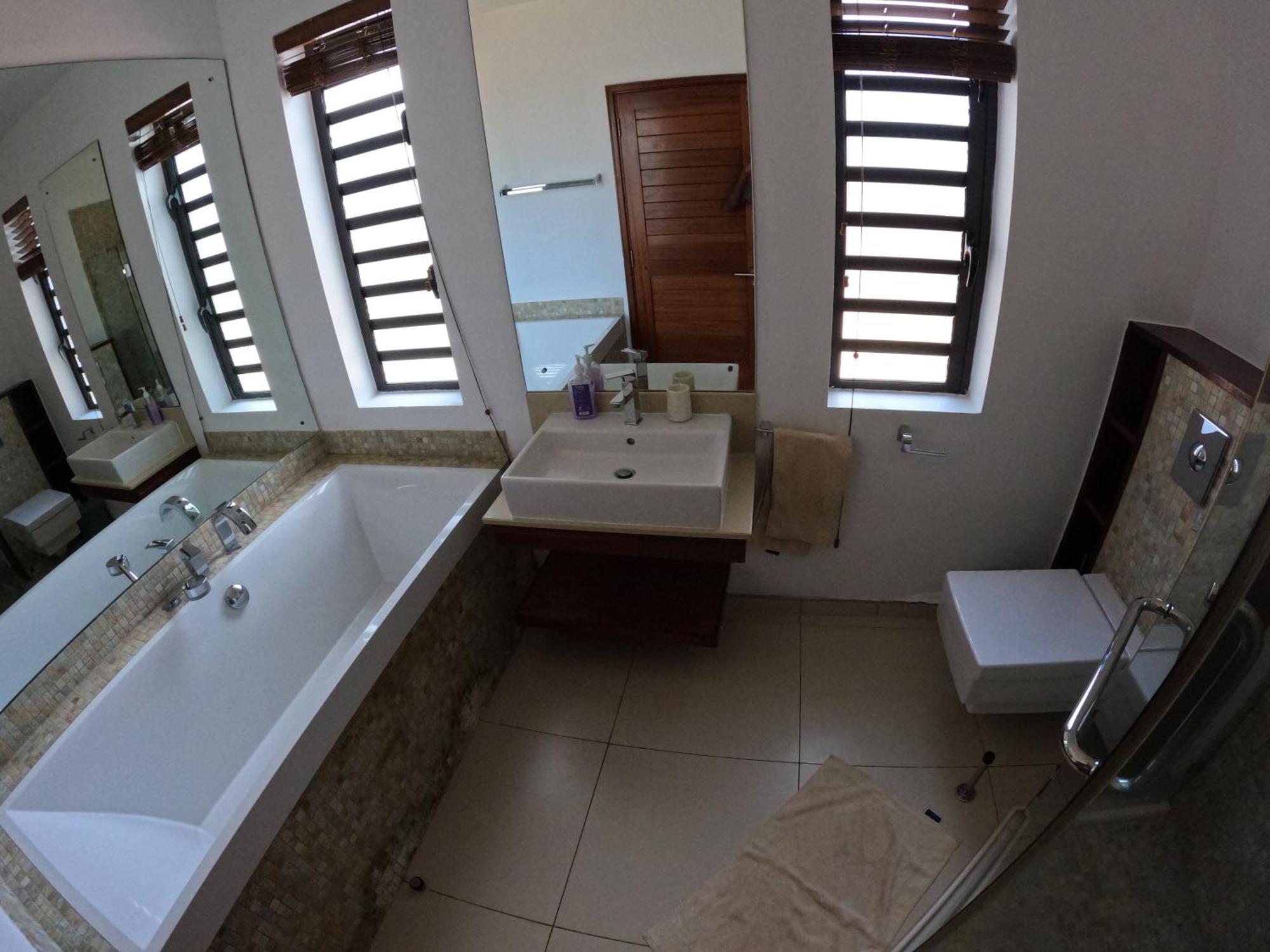 Olana Blue - Beachfront Apartment Riviere Noire Exterior photo
